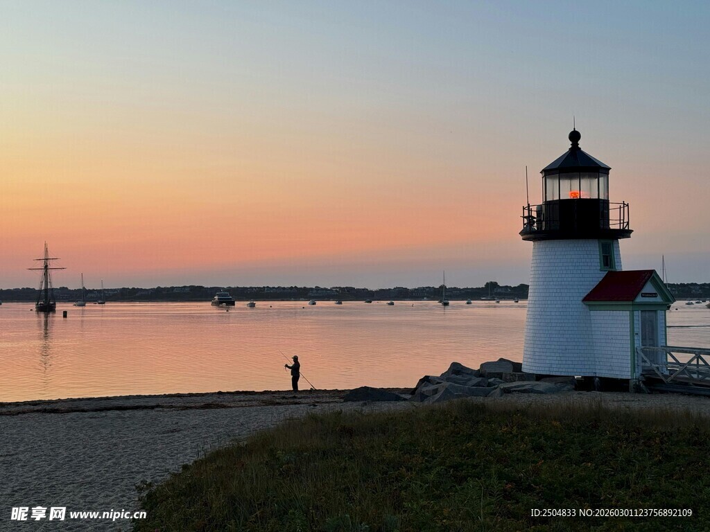 黄昏下的海边灯塔