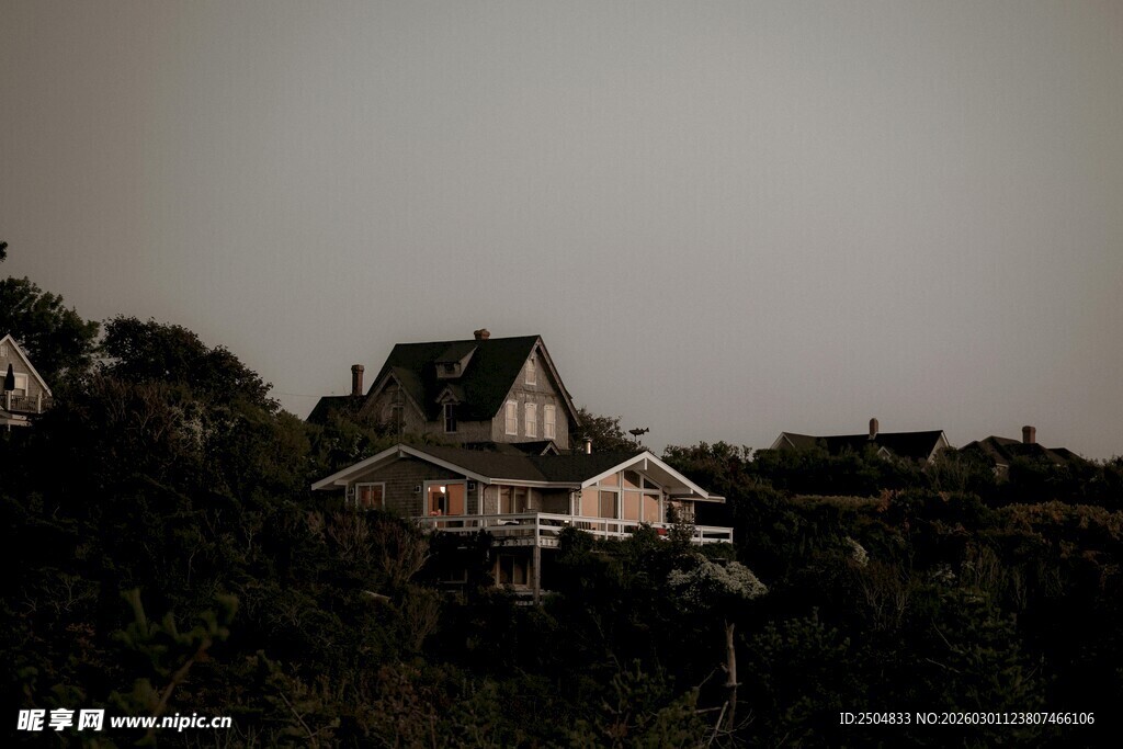 黄昏下的静谧山间房屋