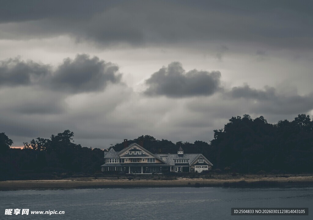 乌云下的湖畔房屋景观