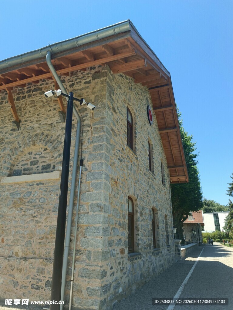 古朴石砌建筑街边景象