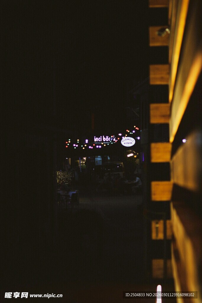 夜晚铁路边的灯光景象