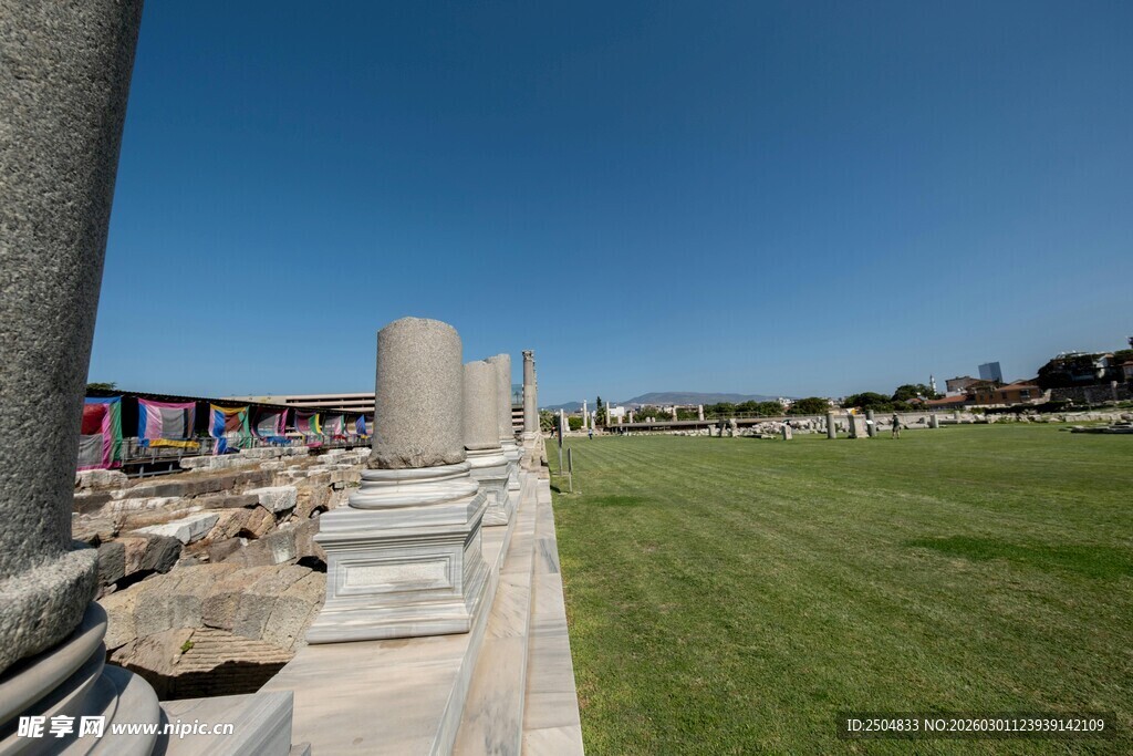 古老石柱旁的开阔草地