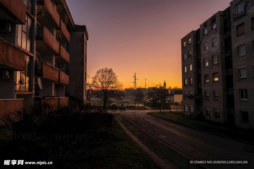 夕阳下 居民楼街道景象