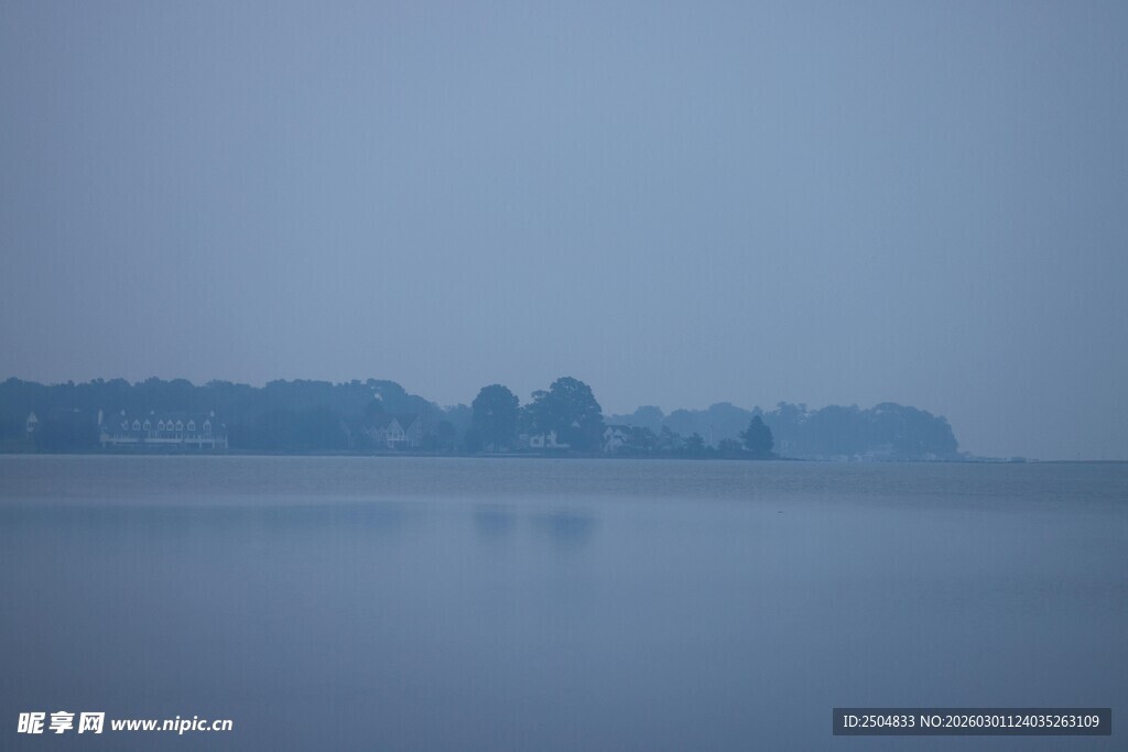 雾霭中的静谧湖景