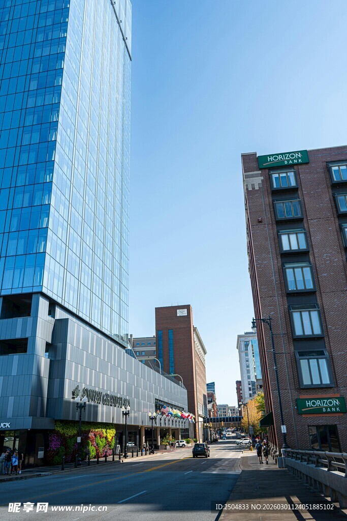 城市街道旁的现代建筑景观
