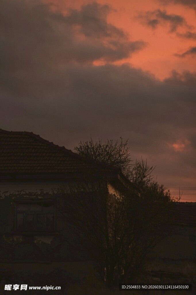 黄昏下的建筑与绚烂天空