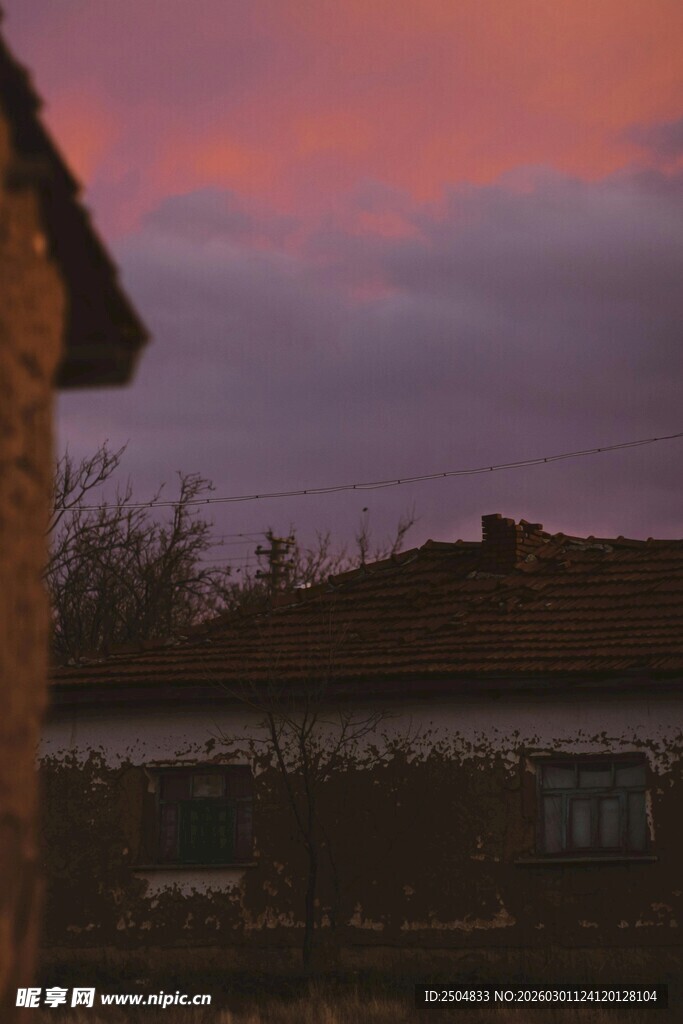 乡村暮色中的屋顶与霞光