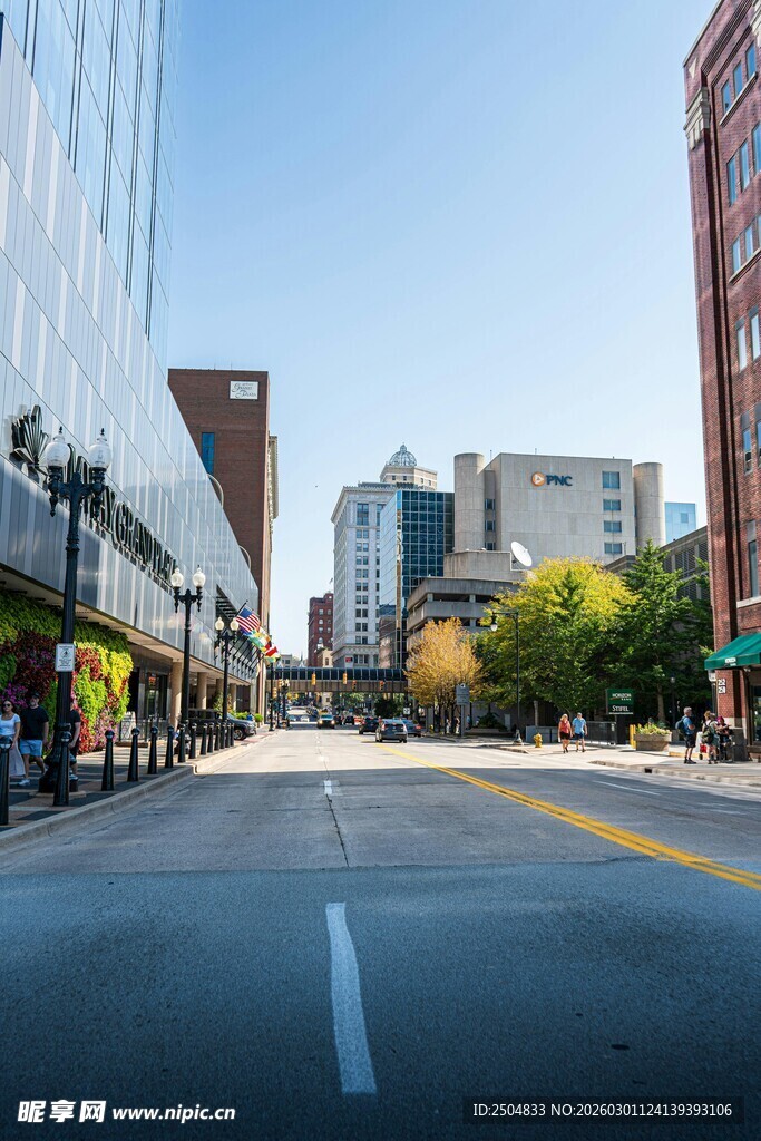 城市空旷街道景象