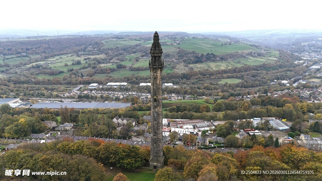 高耸纪念碑俯瞰多彩城镇