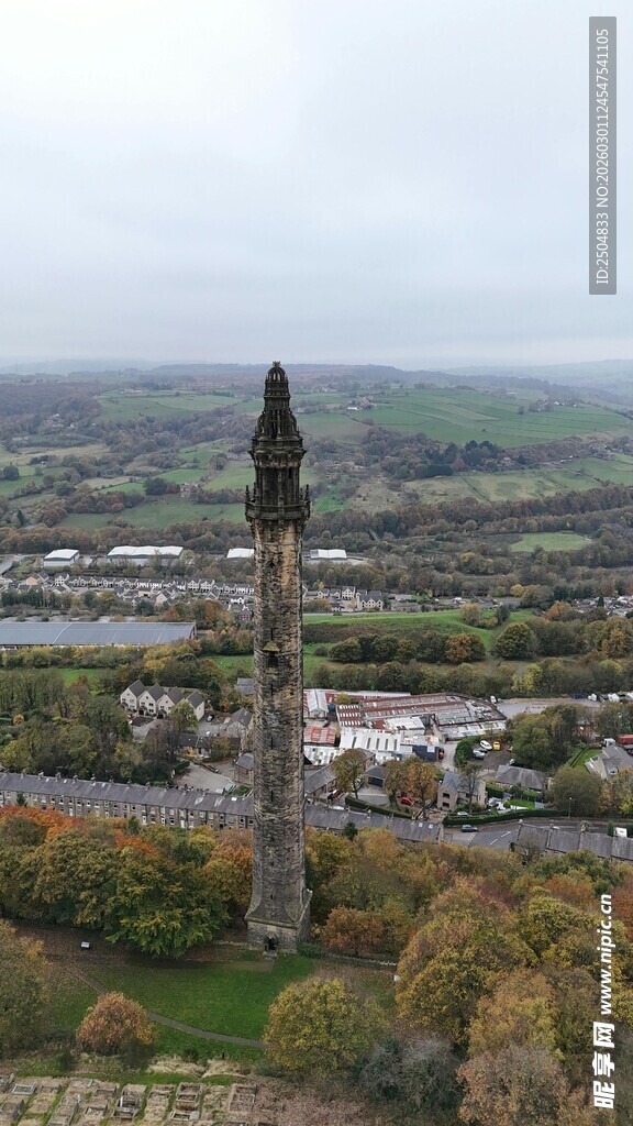 山顶尖塔俯瞰城镇风光