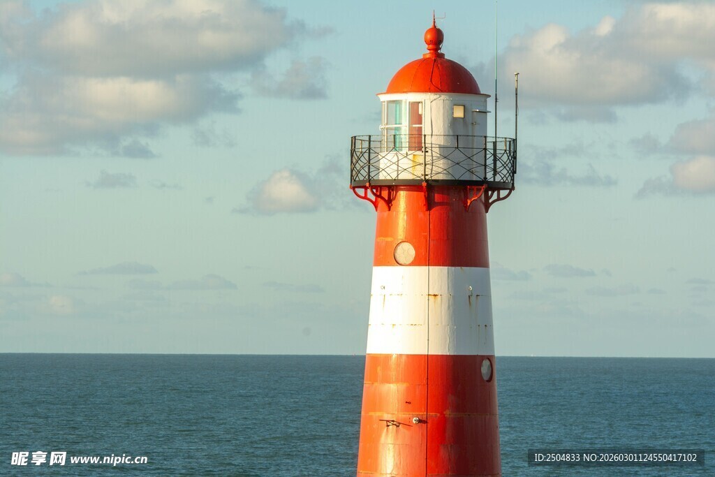 海上红白相间的醒目灯塔