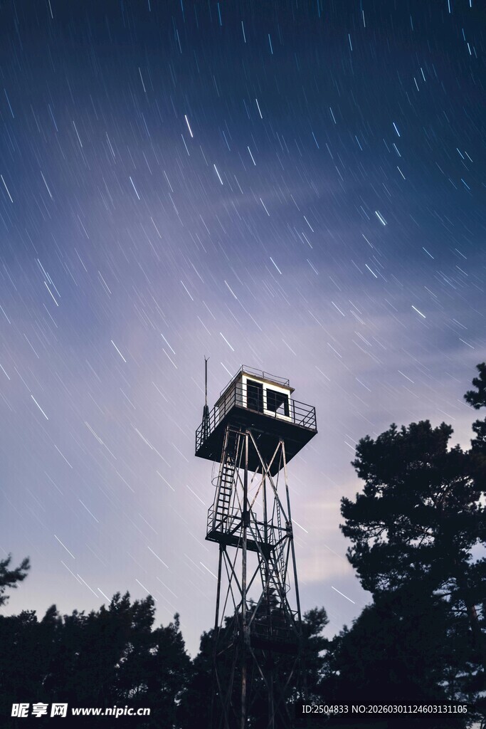 夜空下的瞭望塔