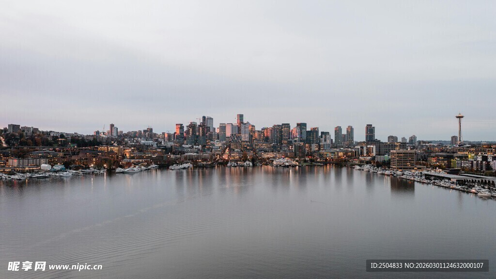 城市滨水风光全景