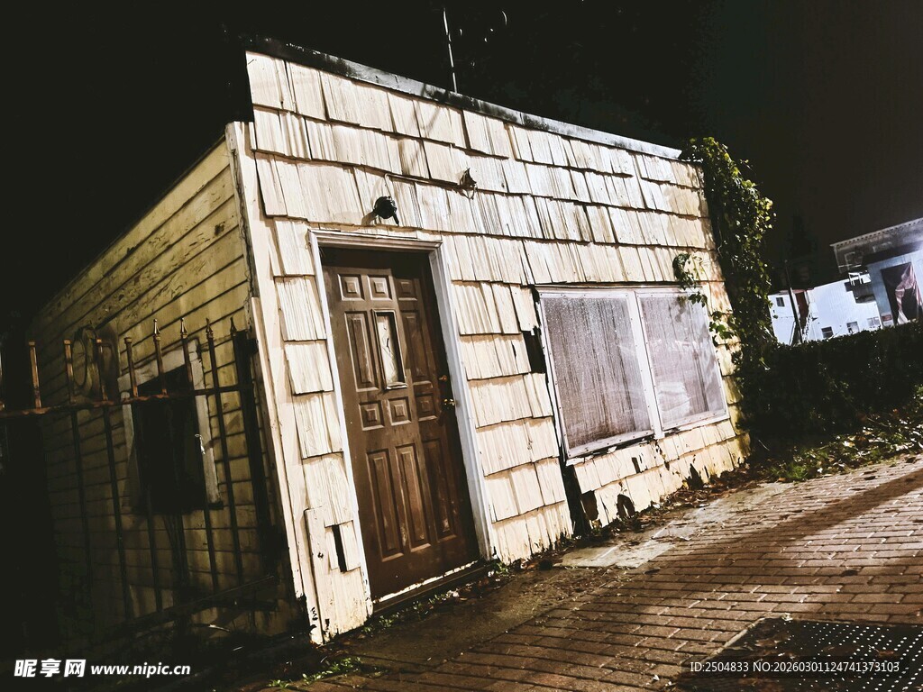 夜晚中的老旧小屋