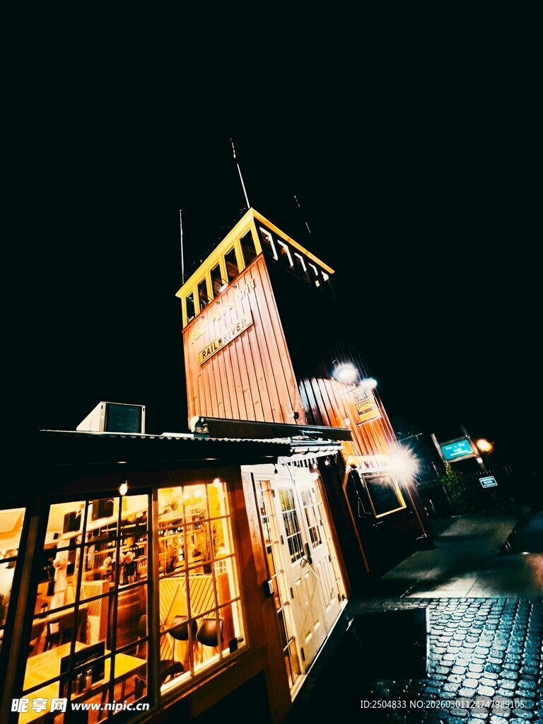 夜晚古城塔楼的迷人景致