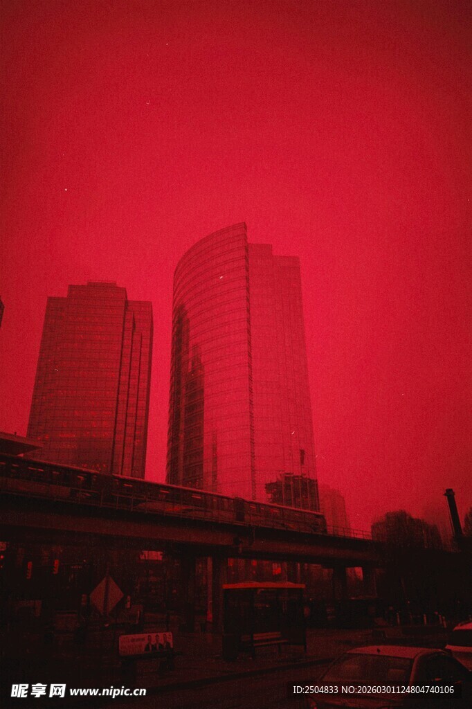 红色雾霾中的城市天际线