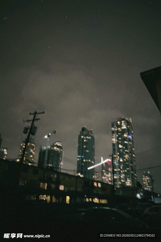 夜幕下的城市建筑群