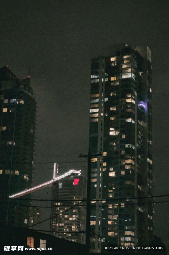 城市夜景中的高楼灯光