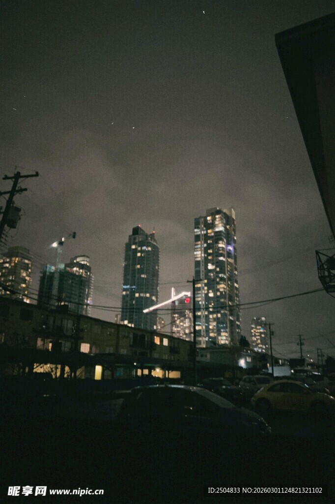 夜幕下城市高楼景观