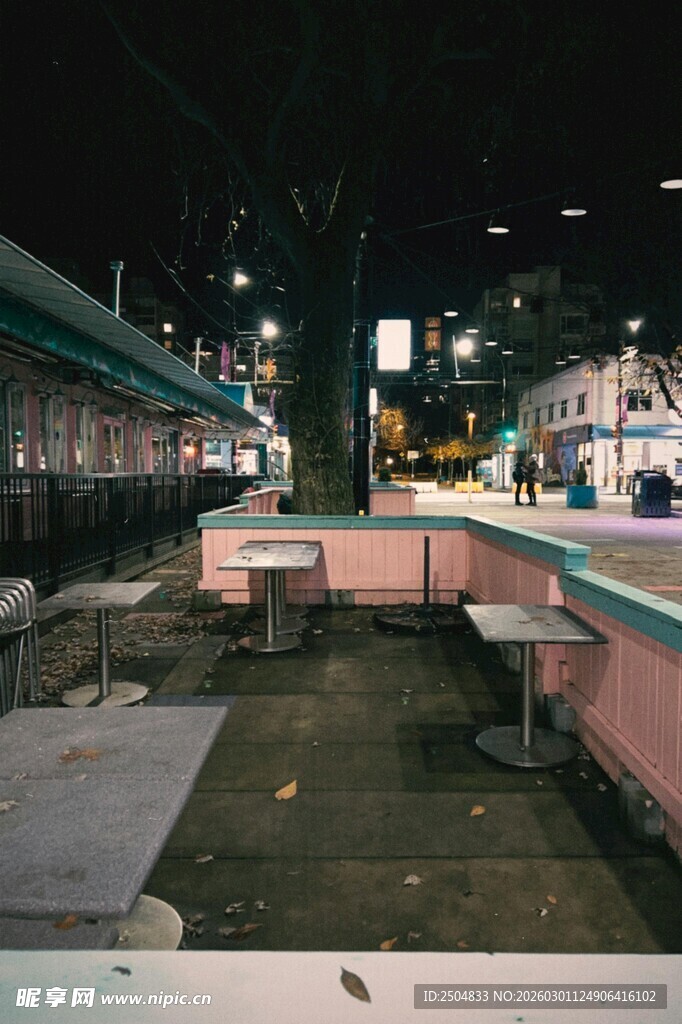夜晚街头的露天休闲区域