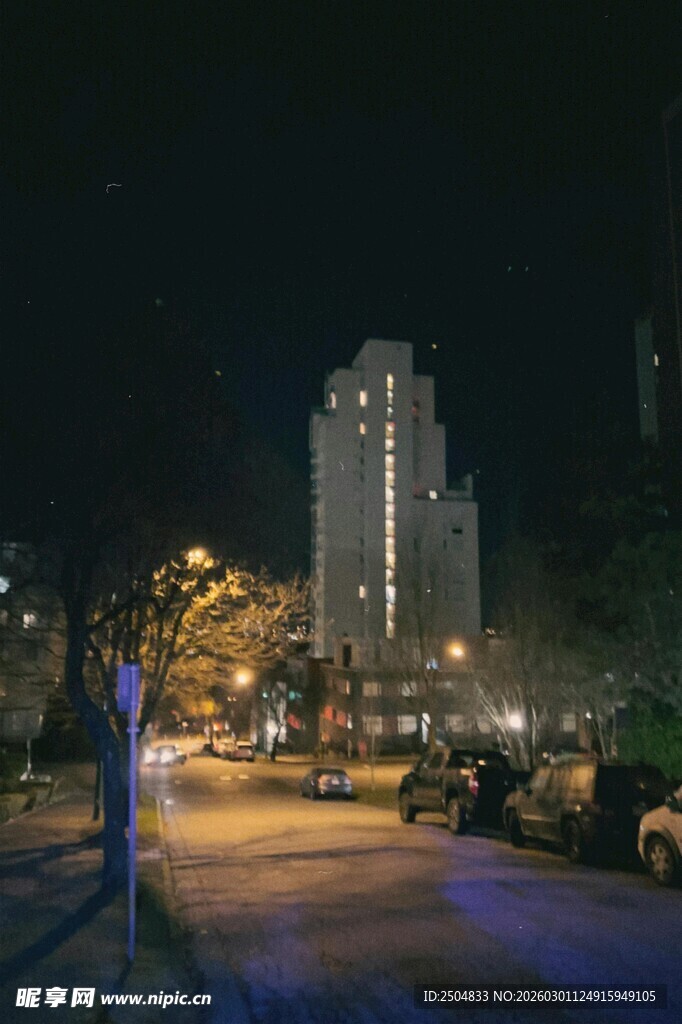 雪夜城市街道夜景