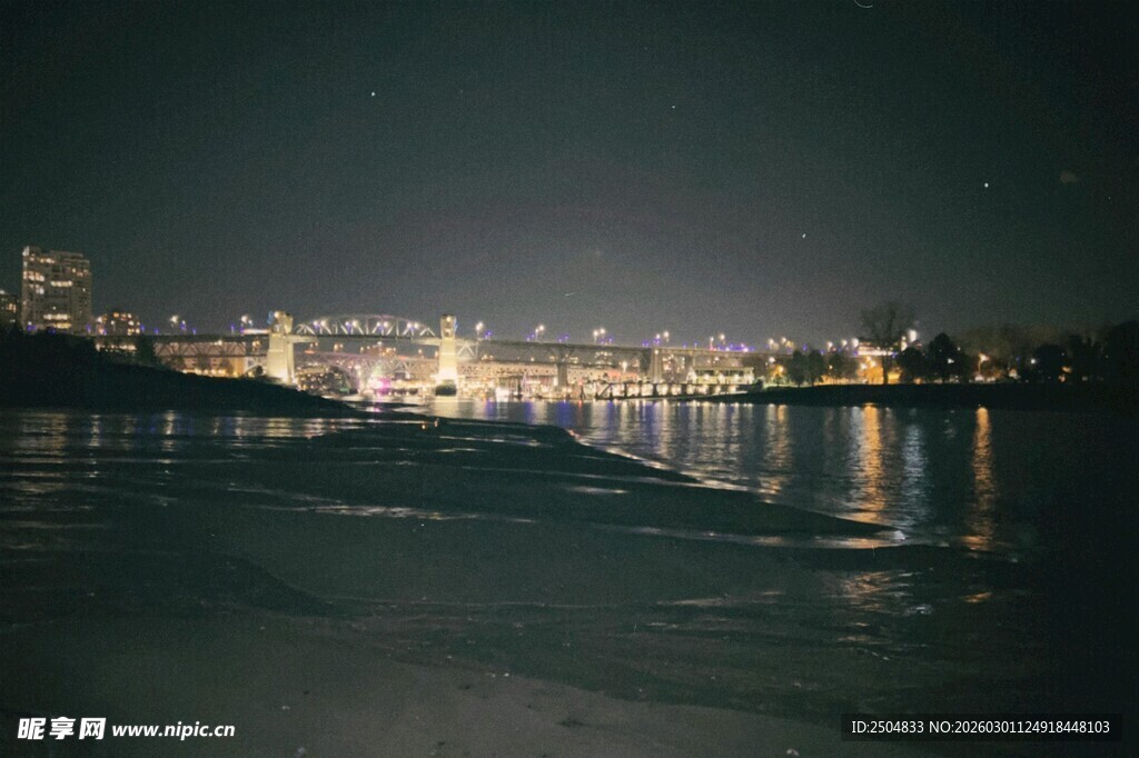 城市夜景下的静谧水面