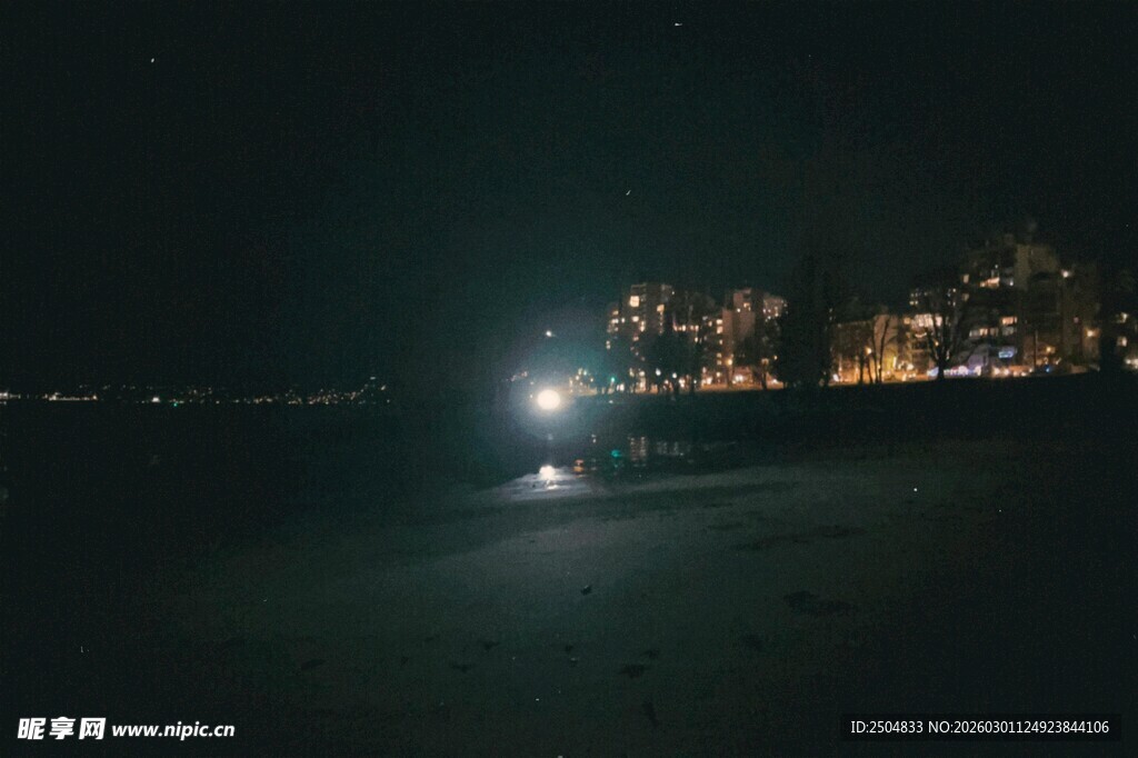 夜晚海滩上的灯光景象