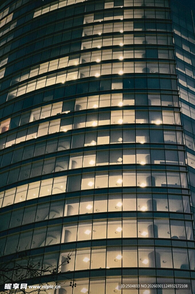 高楼夜景灯光璀璨