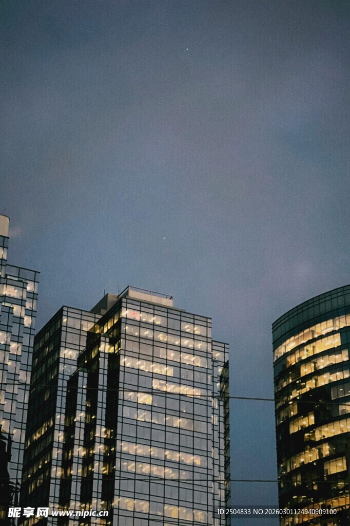 夜幕下的都市高楼