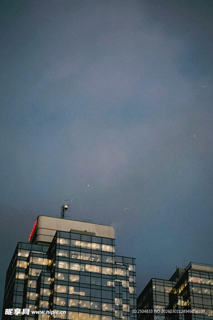 城市高楼与天空景致