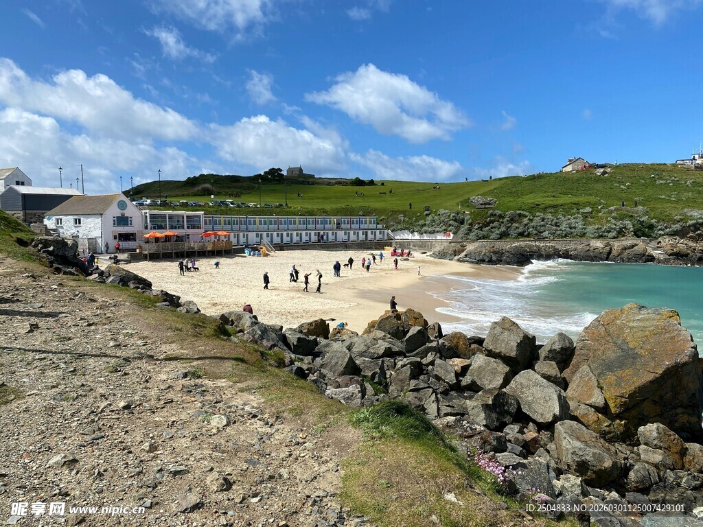 美丽海滨沙滩热闹景象