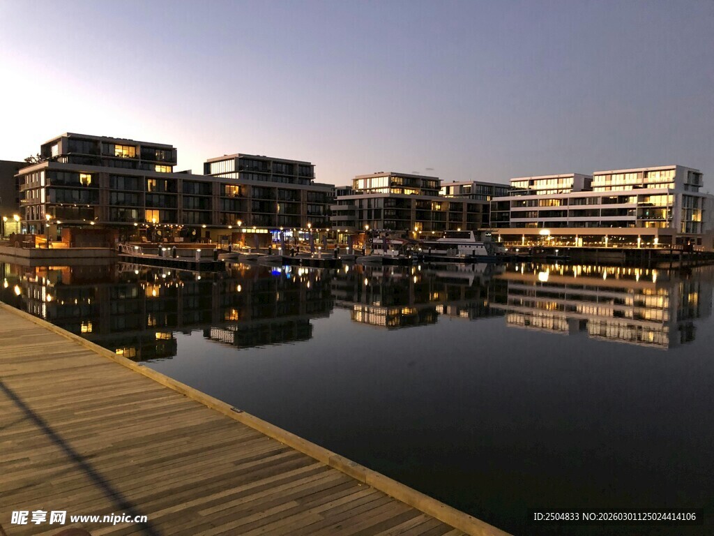 黄昏下的滨水城市风光