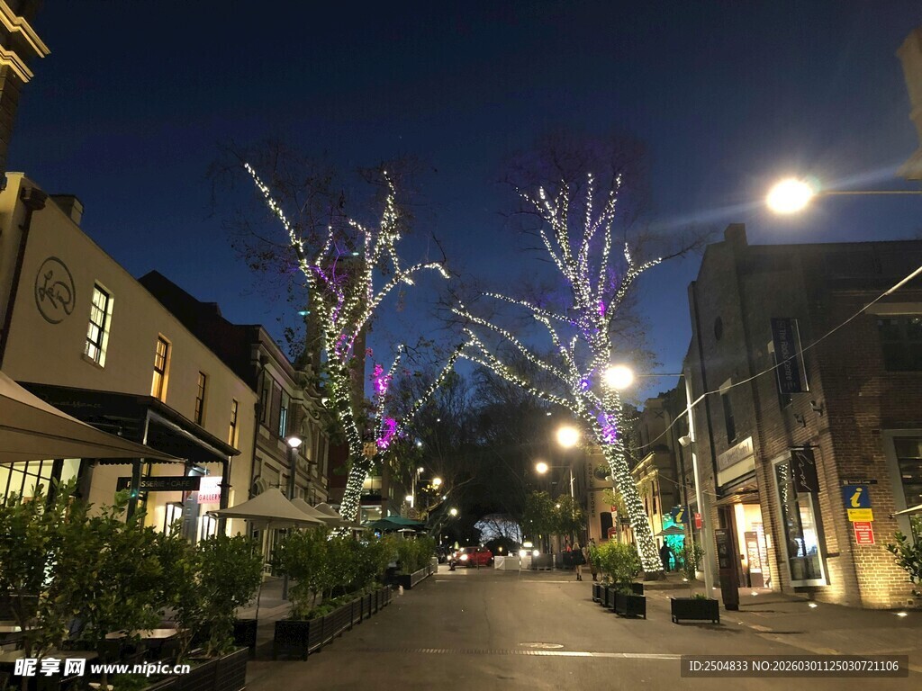 夜晚街道的璀璨灯光景观