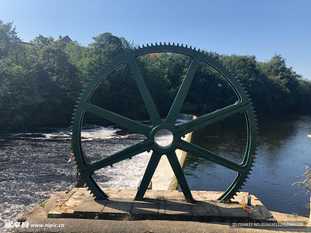 河畔古老水车景观