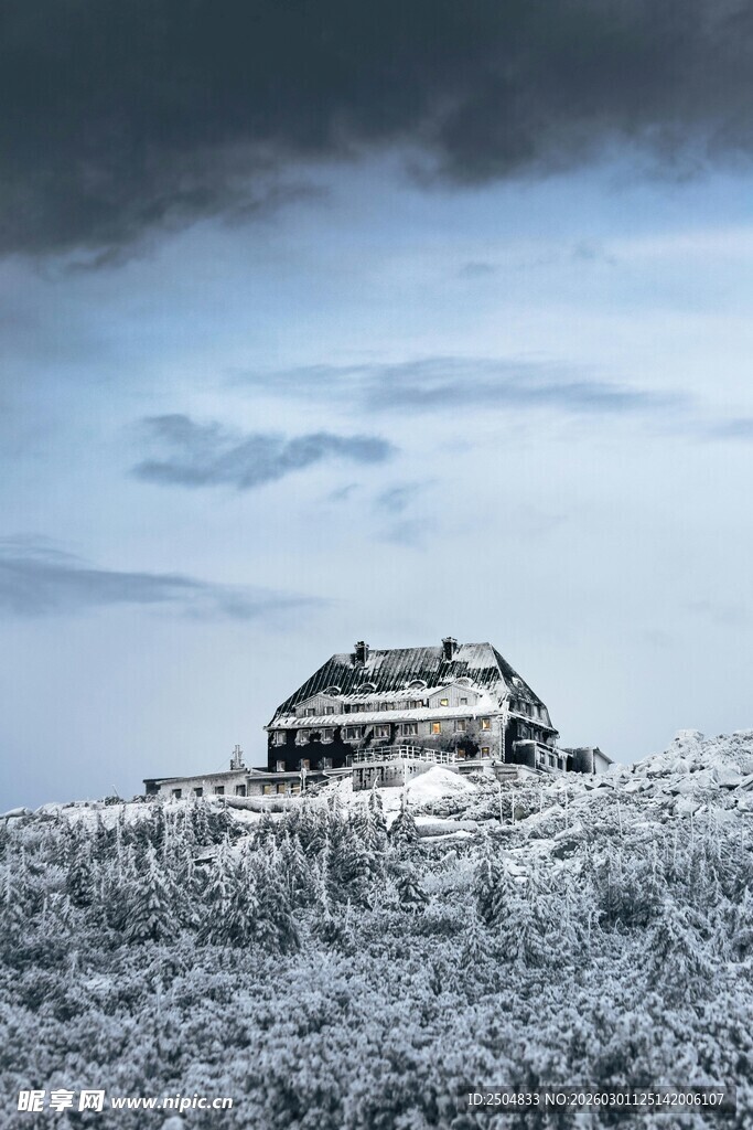 雪覆古建筑 云 添古韵