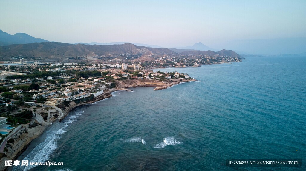 海岸风光 碧海蓝天与城镇