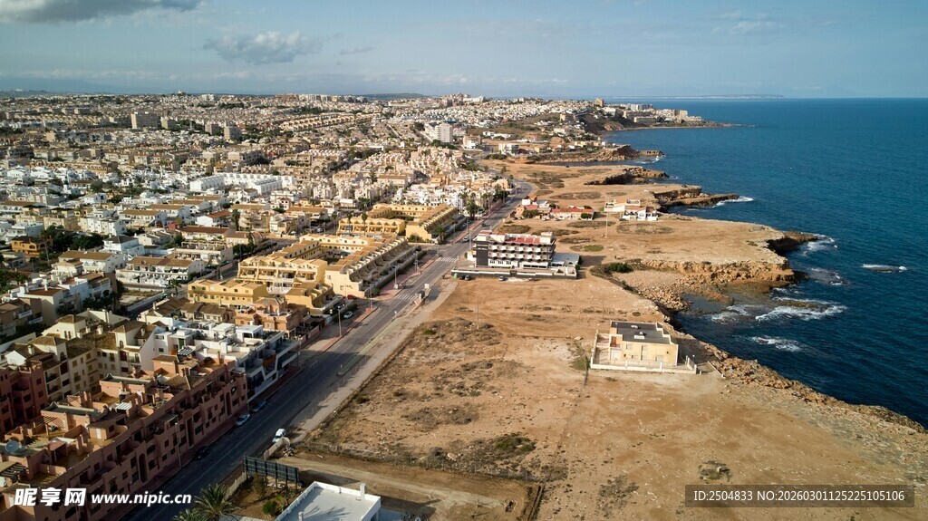 海岸边的城镇风光