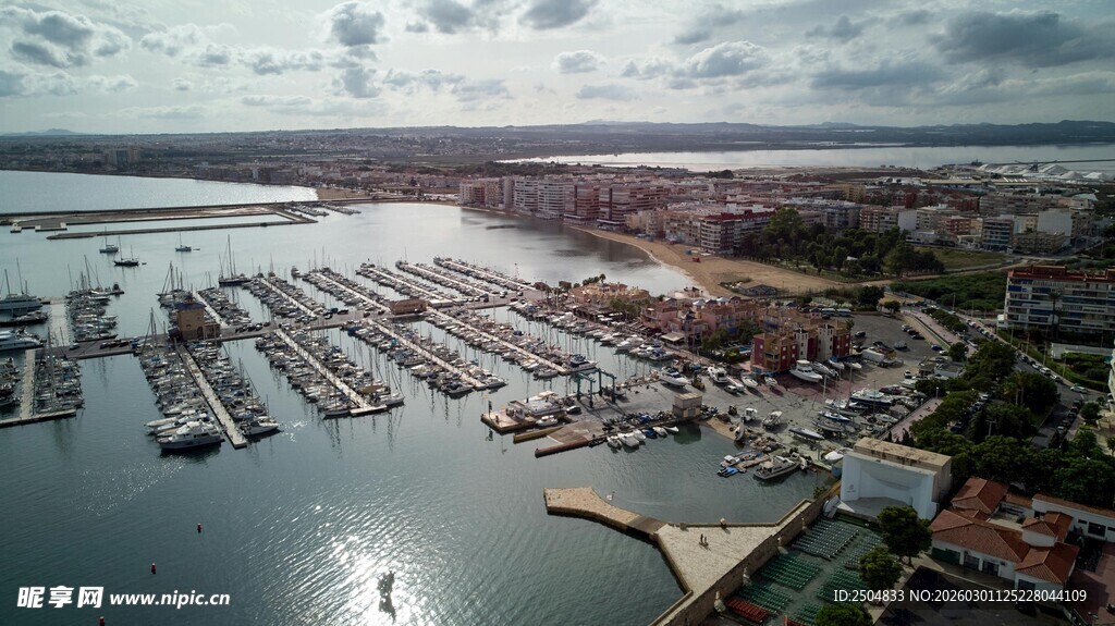 俯瞰美丽海港码头景象