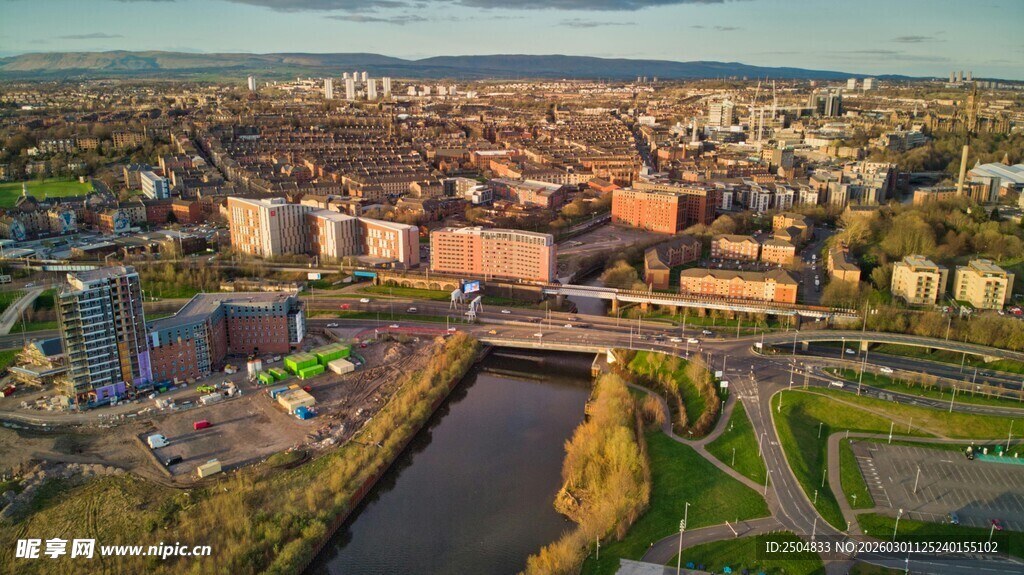 城市河畔景观鸟瞰图