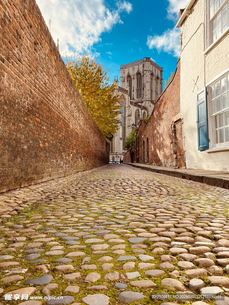 古老鹅卵石小巷的静谧风景