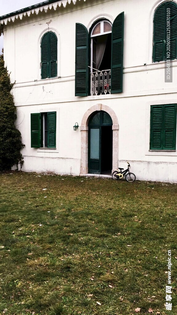 白色建筑配绿色百叶窗