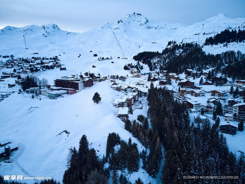 雪山下的静谧村落