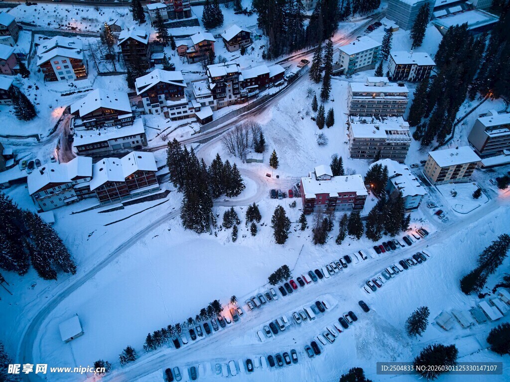 雪夜中的静谧山村
