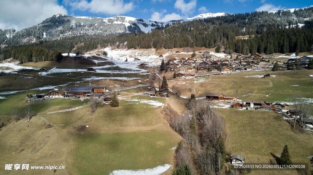 山间美景中展翅的雄鹰