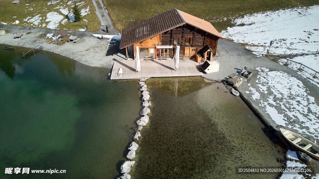 湖畔木屋 自然静谧之景