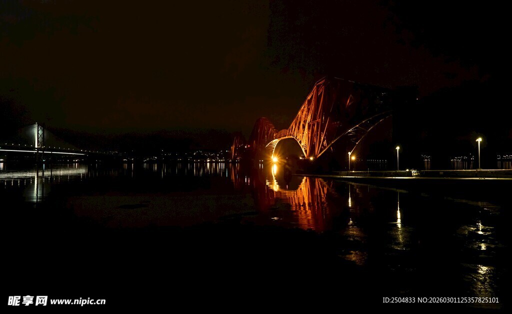 夜晚湖畔的绚烂火焰景观