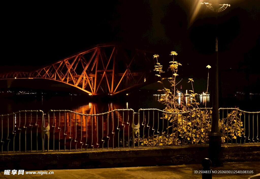 夜晚河畔的璀璨桥梁景观