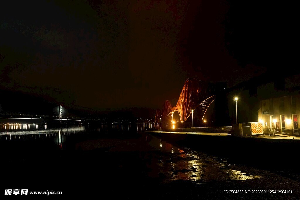 河畔夜景 灯火映照水面