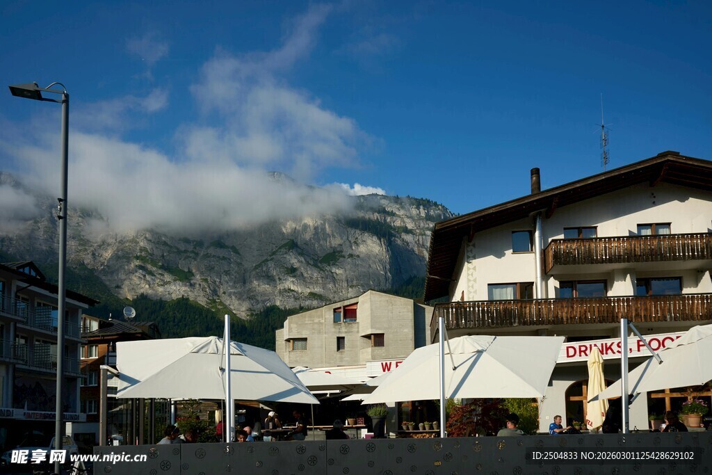 山间小镇的惬意户外场景