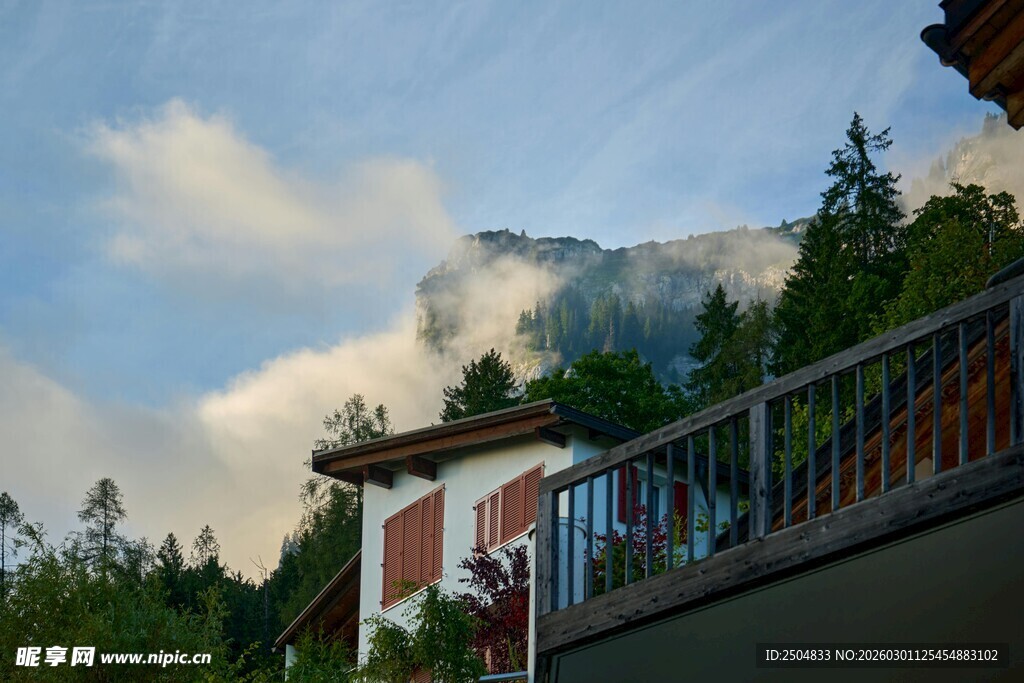 山间小屋伴云景